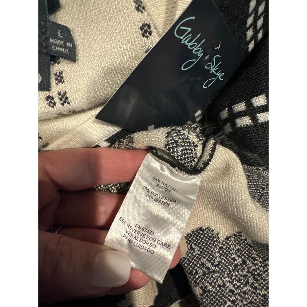 NWT Gabby Skye Knit Gray & White dress with flows at the bottom hem size large - Picture 10 of 10